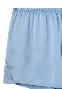 Pantaloni corti azzurri chiari realizzati in tessuto morbido, con una vita arricciata e delicati dettagli in pizzo sull'orlo.