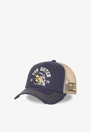 Casquette trucker en mesh bleu marine et beige avec coutures jaunes, motif de crâne avec casque en flammes, et patchs logo Von Dutch à l'avant et sur le côté.