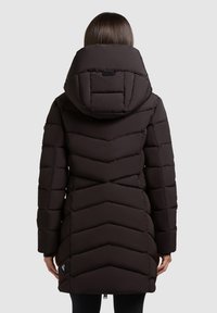 Brauner Puffer-Mantel mit Chevron-Design, gepolstertem Textur, hohem Kragen und abnehmbarer Kapuze. Verfügt über einen Reißverschluss vorne und seitliche Taschen.