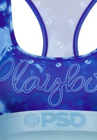 Sinine spordirinnahoidja, millel on tuššiefekt, millel on sõna "Playboy" kristallkaunistustega ja helesinine elastne riba, millel on silt "PSD."