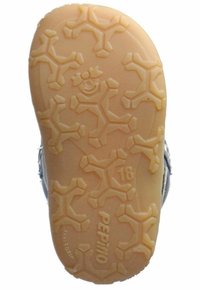 Suela de zapato de goma de color marrón claro. Presenta un patrón de copo de nieve para tracción, marcado con "PEPINO" y tamaño "18."