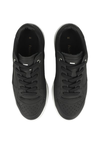Sneakers neri con una texture in pelle liscia, caratterizzati da dettagli perforati, lacci piatti neri e una suola in gomma bianca. Mostrati dall'alto.