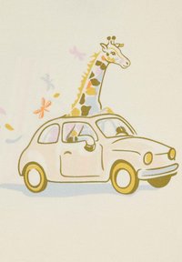 Bílá látka s bílým autem v karikaturním stylu a krkem a hlavou žirafy vyčnívajícími z střechy, zdobená barevnými květinovými akcenty.