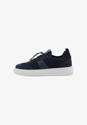 Sneaker lavorata a maglia blu navy con striscia laterale nera, lacci elastici regolabili, collarino morbido alla caviglia e suola spessa in gomma bianca.