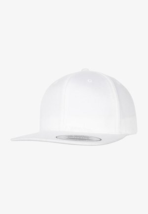 Bílá snapback kšiltovka s rovnou kšiltem. Má hladkou texturu látky a kulatou korunu. Obsahuje značkovou vnitřní etiketu.