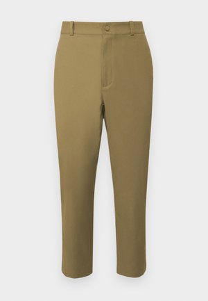 Pantalones caqui con una textura suave, diseñados con una cinturilla estándar, presillas para el cinturón, bolsillos delanteros y un corte de pierna recta.