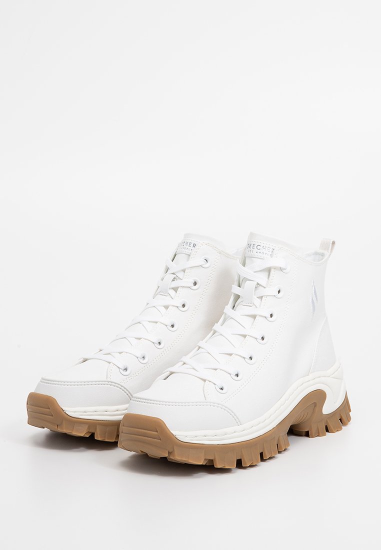 Sneakers bianchi alte con suola in gomma, caratterizzati da una tomaia testurizzata, design con lacci e una suola robusta in marrone a contrasto.