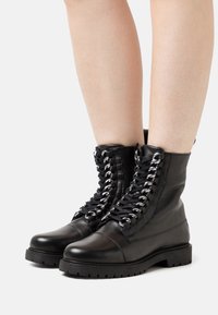 Copenhagen Shoes Botines con cordones - black