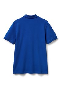 Modrá polo košile s krátkým rukávem zobrazená zezadu, s žebrovaným límcem a bez viditelných log nebo vzorů.