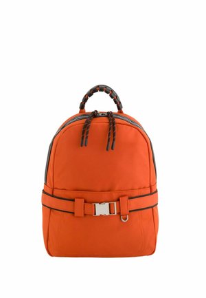 Kompaktowy pomarańczowy plecak z czarnym akcentem na górnej rączce, podwójnymi suwakami oraz przednim paskiem z srebrną klamrą i metalowym pierścieniem.