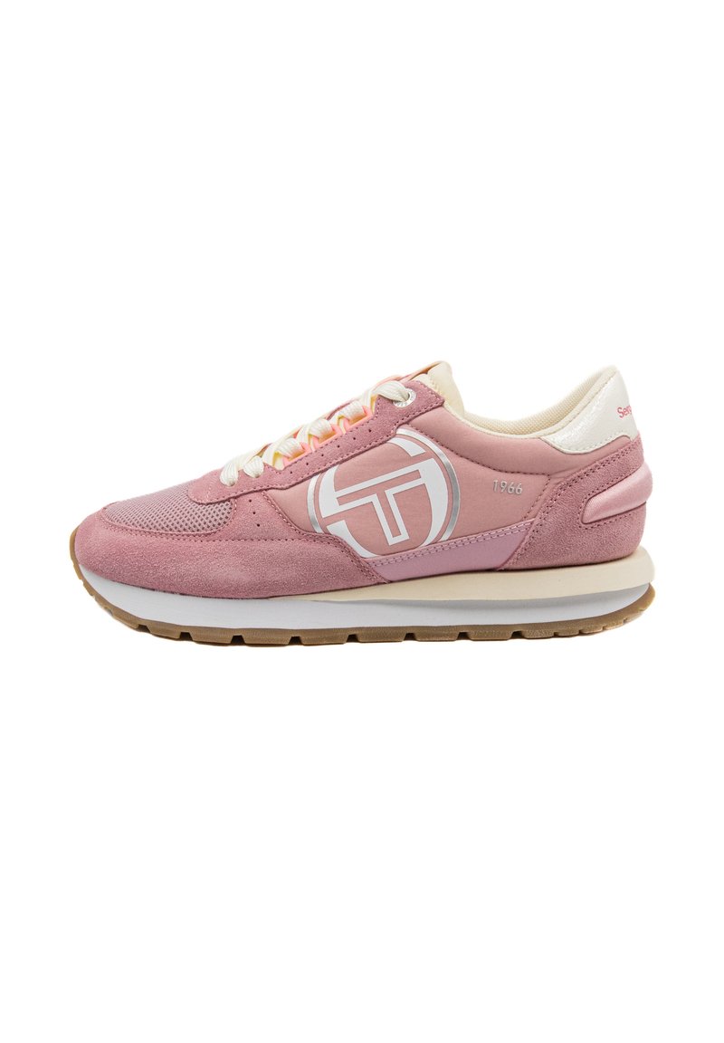 Sneaker in suede rosa con pannelli in rete, dettaglio logo bianco, lacci bianchi a contrasto e suola in gomma. Presenta un collare imbottito.