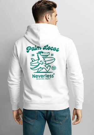 Mann in weißem Hoodie mit türkisfarbigem Grafiken eines lächelnden Alligators, der ein Surfbrett trägt, Text "Palm Locos 2025," "Neverless," und "Beach Lovers Club."