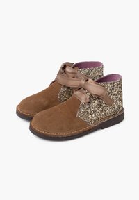 Botas de tobillo de ante marrón con un panel brillante en color dorado, lazadas de cinta de satén y un forro suave en color rosa. Suela plana con detalles de costura.