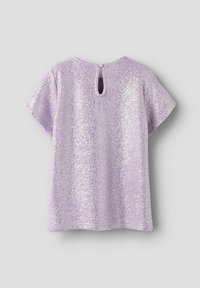 Lavendel kortärmad topp täckt av glänsande paljetter, med en nyckelhålsknäppning i ryggen och en avslappnad passform. Slät textur, lättviktigt material.
