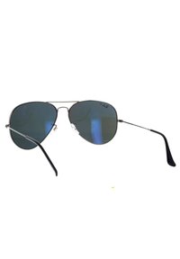 Occhiali da sole aviator con montatura in metallo, lenti polarizzate scure, ponte doppio e terminali in plastica nera. Le lenti hanno forma a goccia.
