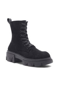 Botine negre din suede, cu șireturi în față, talpă groasă din cauciuc și margini zimțate. Include un tab de prindere în spate.