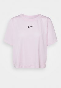 Vaaleanpunainen lyhythihainen t-paita, jossa on pyöreä pääntie, teksturoitu kangas ja pieni musta Nike-logo rinnassa.