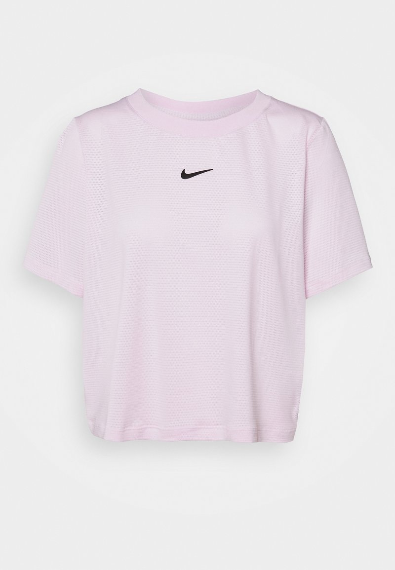 Vaaleanpunainen lyhythihainen t-paita, jossa on pyöreä pääntie, teksturoitu kangas ja pieni musta Nike-logo rinnassa.