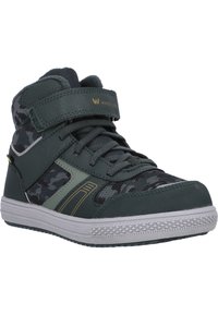 Zapatillas altas con un patrón de camuflaje en verde oscuro y negro, material sintético, correa ajustable, suela de goma gris y detalles en dorado.