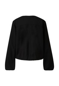 Czarna krótka kurtka z długimi rękawami, gładka tkanina, subtelne przeszycia na ramionach i delikatnie zaokrąglony dekolt z tyłu.