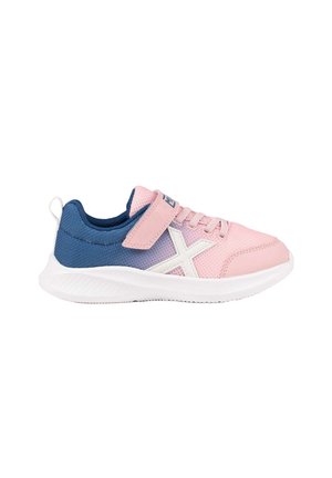 Zapatilla deportiva infantil con parte delantera rosa, talón azul, suela blanca, cierre de velcro, cordones y diseño blanco en forma de "X" en el lateral.
