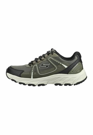 Low-top Sport-Sneaker in Olivgrün und Schwarz mit weißer Sohle, Mesh- und synthetischem Obermaterial und Schnürverschluss.