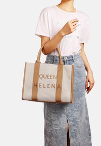 Borsa in tela con manici in pelle color testa di moro, caratterizzata dal testo "QUEEN HELENA" in lettere grasse. La borsa ha una forma strutturata e una finitura testurizzata.