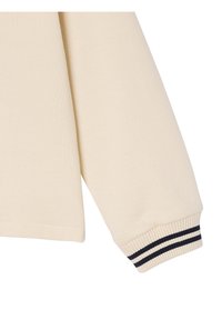 Helles beiges Langarmoberteil aus Baumwolle mit gerippter Textur. Die Bündchen haben navyblaue und weiße Streifen. Schlichtes Design ohne zusätzliche Verzierungen.