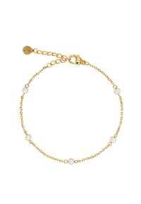 Gouden kettingarmband met witte parels die gelijkmatig over de lengte zijn verdeeld, met een karabijnhaak voor een veilige sluiting.