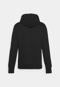 Sweat à capuche noir à manches longues avec poignets et ourlet côtelés, vu de dos sur un fond gris clair uni.