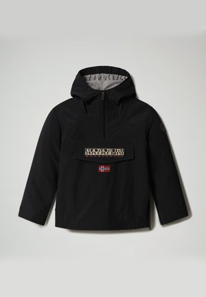Czarna kurtka z kapturem zapinana na zamek z przodu, duża kieszeń z napisem "Napapijri" oraz mała naszywka z norweską flagą poniżej kieszeni.