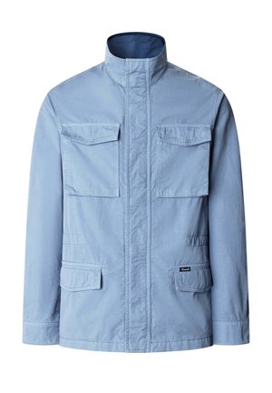 Lichtblauwe casual jas met hoge kraag, vier klepzakken aan de voorkant en een verborgen ritssluiting.