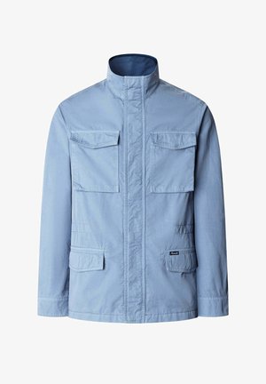 Giacca casual azzurro chiaro con colletto alto, quattro tasche anteriori con pattina e chiusura con cerniera nascosta.