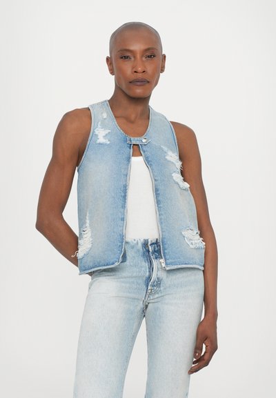 Denimvest, mille kulumise ja heleda sinise viimistlusega, ilma varrukateta, esipoolse nö�öbiga sulgemise ja hargnenud ääriga, koos heleda sinise teksapükstega.