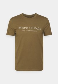 Oliven grøn t-shirt lavet af bomuld, med korte ærmer og rund hals. Frontteksten lyder "Marc O'Polo EST. IN STOCKHOLM" i hvid.