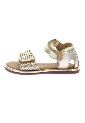 Sandalo da bambino in oro metallizzato con cinturino intrecciato anteriore, cinturino alla caviglia con chiusura in velcro e fibbia, e suola piatta.