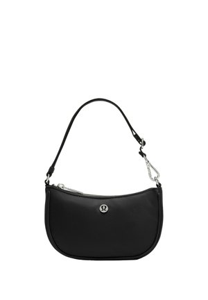 Sac d'épaule noir en forme de croissant avec une fermeture éclair argentée et un petit logo métallique à l'avant, doté d'une sangle amovible avec une boucle métallique.