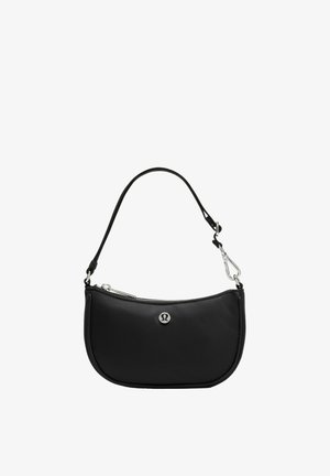 Sac d'épaule noir en forme de croissant avec une fermeture éclair argentée et un petit logo métallique à l'avant, doté d'une sangle amovible avec une boucle métallique.