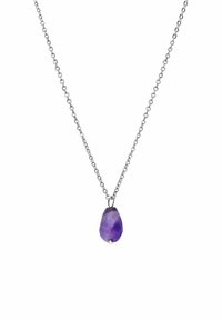 Zilveren ketting met een facettenvormige peervormige amethist hanger, die paarse tinten vertoont en een gepolijste afwerking heeft.
