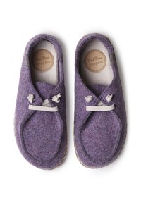 Violets filca čības ar noapaļotu formu, mīkstu tekstūru un gaiši pelēkajām šņorēm ar dekoratīviem mezgliem. Gluda iekšējā oderējuma un teksturēta zole.