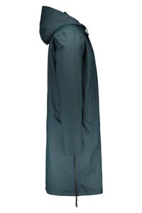 Vesiäkkö takki tummassa tealissä, jossa on hattu, pitkät hihat ja suora leikkaus. Sisältää etuvetoketjun ja sivutaskut.