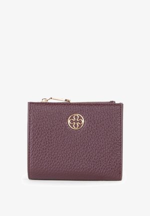 Bordeauxrotes Lederportemonnaie mit strukturierter Oberfläche, versehen mit einem goldfarbenen Logoemblem und einem Reißverschluss entlang der oberen Kante.