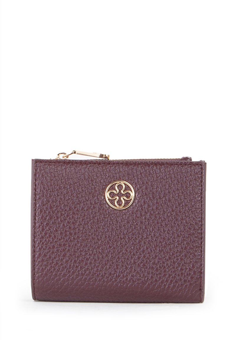 Portafoglio in pelle color bordeaux con finitura testurizzata, caratterizzato da un emblema con logo dorato e una chiusura a zip lungo il bordo superiore.