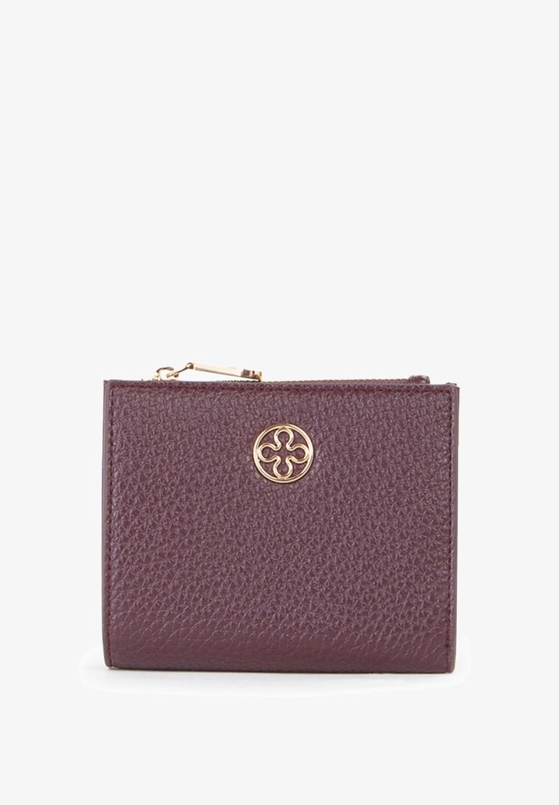 Portafoglio in pelle color bordeaux con finitura testurizzata, caratterizzato da un emblema con logo dorato e una chiusura a zip lungo il bordo superiore.