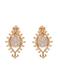 Naušnice zlatne boje s cvjetnim dizajnom, s cirkularnim središnjim dijelom ukrašenim kamenčićima i složenim detaljima duž rubova. Obrađene teksturirane i polirane završne obrade.