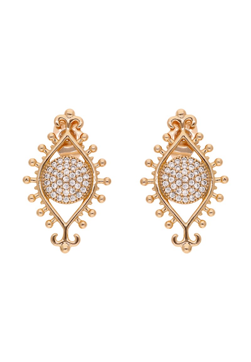 Naušnice zlatne boje s cvjetnim dizajnom, s cirkularnim središnjim dijelom ukrašenim kamenčićima i složenim detaljima duž rubova. Obrađene teksturirane i polirane završne obrade.