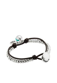 Pulsera de cuentas de plata de ley con cordón de cuero marrón, que presenta un detalle en turquesa y un charm redondo grabado con la palabra 'UNO'.