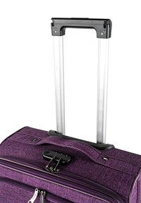 Maleta morada con textura de tela, asas dobles de metal plateado, cierre con cremallera y parte superior de plástico negro para facilitar su manejo.