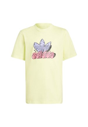 Lysegul t-shirt med korte ærmer med et grafisk logo af en stiliseret lilla trekløver over lyserød tekstur tekst på brystet.