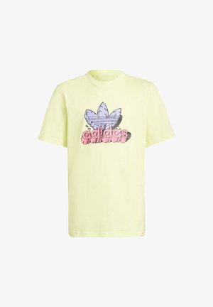 Lysegul t-shirt med korte ærmer med et grafisk logo af en stiliseret lilla trekløver over lyserød tekstur tekst på brystet.